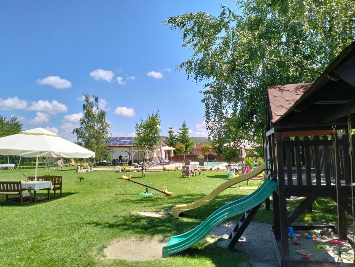 Natura Family Resort Avrig Extérieur photo