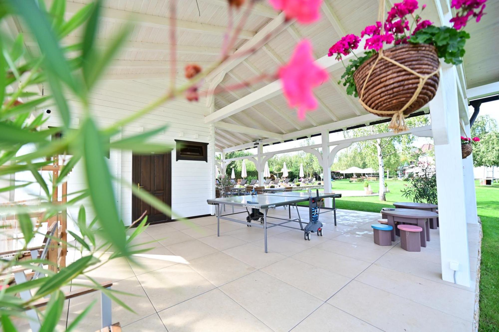 Natura Family Resort Avrig Extérieur photo