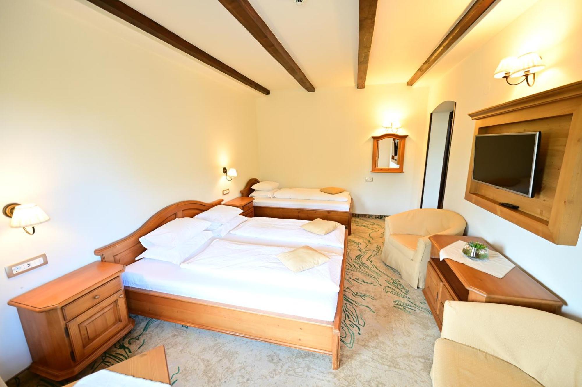 Natura Family Resort Avrig Extérieur photo
